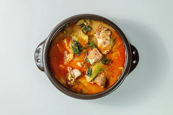 Ugeojigalbitang, Kore lahanası ve Kısa Kaburga Çorbası: Napa lahana yaprakları yavaşça bir sığır pirzolası stoğunda kaynatılmış ve doenjang (soya fasulyesi ezmesi) ile tatlandırılmıştır. Ugeoji, Napa lahanasının yeşil dış tabakasına veya diğer yapraklı sebzelere atıfta bulunur..