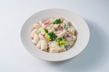 Kore yemeği Baharatlı Karıştırılmış Carbonara tteokbokki beyaz tabakta