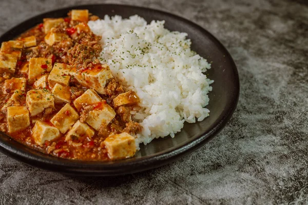 Chińskie Jedzenie Mapo Tofu Danie Ryż Czarnej Płycie — Zdjęcie stockowe