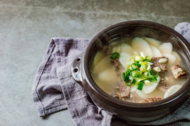 Tteokguk, Kore Dilimlenmiş Pirinç Keki Çorbası: Oval şekilli pirinç keki çorbası çorbada pişirildi. Geleneksel bir Ay Yeni Yılı yemeği. Net et et suyu genellikle kullanılır, ancak tavuk veya deniz ürünleri eklenebilir..
