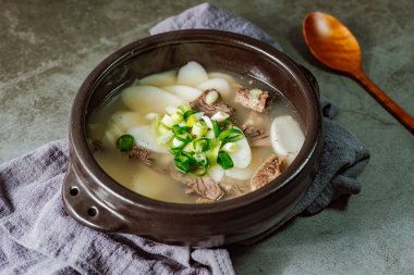 Tteokguk, Kore Dilimlenmiş Pirinç Keki Çorbası: Oval şekilli pirinç keki çorbası çorbada pişirildi. Geleneksel bir Ay Yeni Yılı yemeği. Net et et suyu genellikle kullanılır, ancak tavuk veya deniz ürünleri eklenebilir..