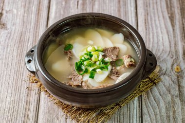 Tteokguk, Kore Dilimlenmiş Pirinç Keki Çorbası: Oval şekilli pirinç keki çorbası çorbada pişirildi. Geleneksel bir Ay Yeni Yılı yemeği. Net et et suyu genellikle kullanılır, ancak tavuk veya deniz ürünleri eklenebilir..