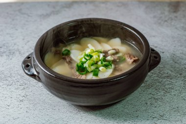 Tteokguk, Kore Dilimlenmiş Pirinç Keki Çorbası: Oval şekilli pirinç keki çorbası çorbada pişirildi. Geleneksel bir Ay Yeni Yılı yemeği. Net et et suyu genellikle kullanılır, ancak tavuk veya deniz ürünleri eklenebilir..