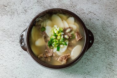 Tteokguk, Kore Dilimlenmiş Pirinç Keki Çorbası: Oval şekilli pirinç keki çorbası çorbada pişirildi. Geleneksel bir Ay Yeni Yılı yemeği. Net et et suyu genellikle kullanılır, ancak tavuk veya deniz ürünleri eklenebilir..