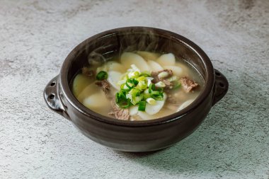 Tteokguk, Kore Dilimlenmiş Pirinç Keki Çorbası: Oval şekilli pirinç keki çorbası çorbada pişirildi. Geleneksel bir Ay Yeni Yılı yemeği. Net et et suyu genellikle kullanılır, ancak tavuk veya deniz ürünleri eklenebilir..