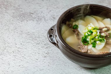 Tteokguk, Kore Dilimlenmiş Pirinç Keki Çorbası: Oval şekilli pirinç keki çorbası çorbada pişirildi. Geleneksel bir Ay Yeni Yılı yemeği. Net et et suyu genellikle kullanılır, ancak tavuk veya deniz ürünleri eklenebilir..