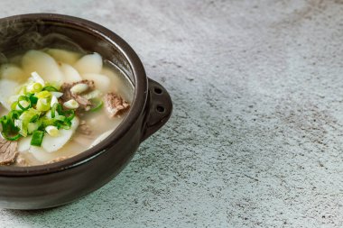 Tteokguk, Kore Dilimlenmiş Pirinç Keki Çorbası: Oval şekilli pirinç keki çorbası çorbada pişirildi. Geleneksel bir Ay Yeni Yılı yemeği. Net et et suyu genellikle kullanılır, ancak tavuk veya deniz ürünleri eklenebilir..