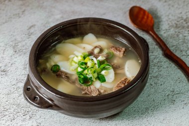 Tteokguk, Kore Dilimlenmiş Pirinç Keki Çorbası: Oval şekilli pirinç keki çorbası çorbada pişirildi. Geleneksel bir Ay Yeni Yılı yemeği. Net et et suyu genellikle kullanılır, ancak tavuk veya deniz ürünleri eklenebilir..