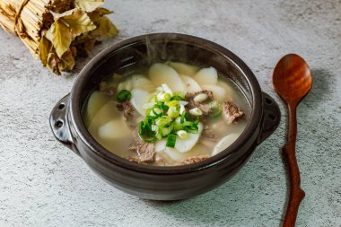 Tteokguk, Kore Dilimlenmiş Pirinç Keki Çorbası: Oval şekilli pirinç keki çorbası çorbada pişirildi. Geleneksel bir Ay Yeni Yılı yemeği. Net et et suyu genellikle kullanılır, ancak tavuk veya deniz ürünleri eklenebilir..