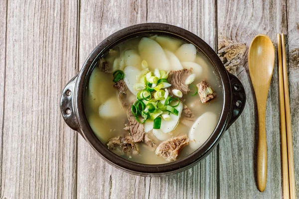 Tteokguk, Kore Dilimlenmiş Pirinç Keki Çorbası: Oval şekilli pirinç keki çorbası çorbada pişirildi. Geleneksel bir Ay Yeni Yılı yemeği. Net et et suyu genellikle kullanılır, ancak tavuk veya deniz ürünleri eklenebilir..