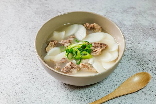 Tteokguk, Kore Dilimlenmiş Pirinç Keki Çorbası: Oval şekilli pirinç keki çorbası çorbada pişirildi. Geleneksel bir Ay Yeni Yılı yemeği. Net et et suyu genellikle kullanılır, ancak tavuk veya deniz ürünleri eklenebilir..