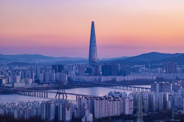 Günbatımında Güney Kore, Seul şehir manzarası.