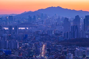 Günbatımında Güney Kore, Seul şehir manzarası.