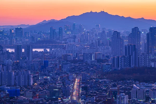 Günbatımında Güney Kore, Seul şehir manzarası.