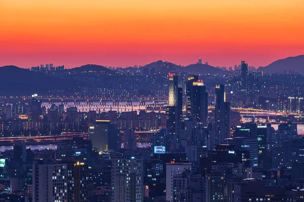 Günbatımında Güney Kore, Seul şehir manzarası.
