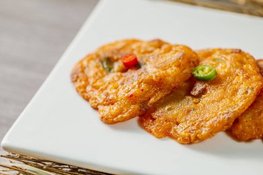 Kimchijeon, Kore yemeği kimchi krepi, un hamuru ve közde kızartılmış kimchi dilimleri. İnce doğranmış domuz eti, kalamar ve istiridye eti de hamura eklenebilir..