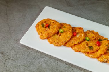 Kimchijeon, Kore yemeği kimchi krepi, un hamuru ve közde kızartılmış kimchi dilimleri. İnce doğranmış domuz eti, kalamar ve istiridye eti de hamura eklenebilir..