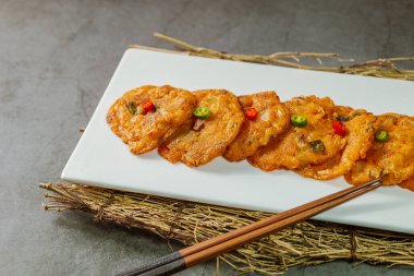 Kimchijeon, Kore yemeği kimchi krepi, un hamuru ve közde kızartılmış kimchi dilimleri. İnce doğranmış domuz eti, kalamar ve istiridye eti de hamura eklenebilir..