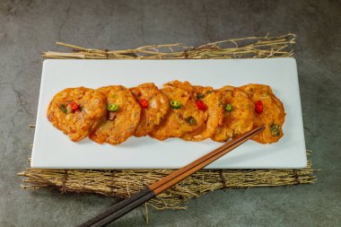 Kimchijeon, Kore yemeği kimchi krepi, un hamuru ve közde kızartılmış kimchi dilimleri. İnce doğranmış domuz eti, kalamar ve istiridye eti de hamura eklenebilir..