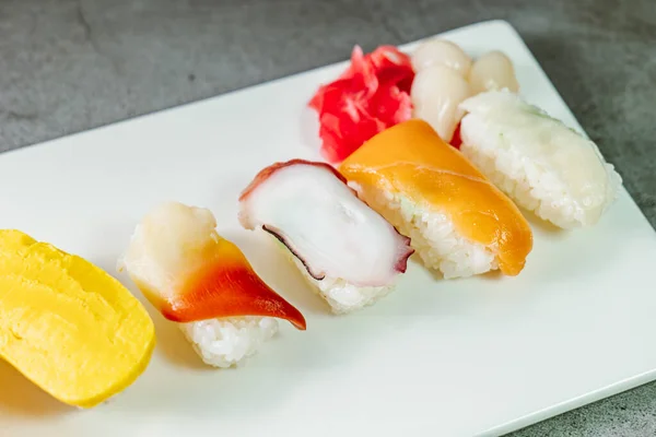 Japońskie Jedzenie Świeże Danie Sushi Białym Talerzu — Zdjęcie stockowe