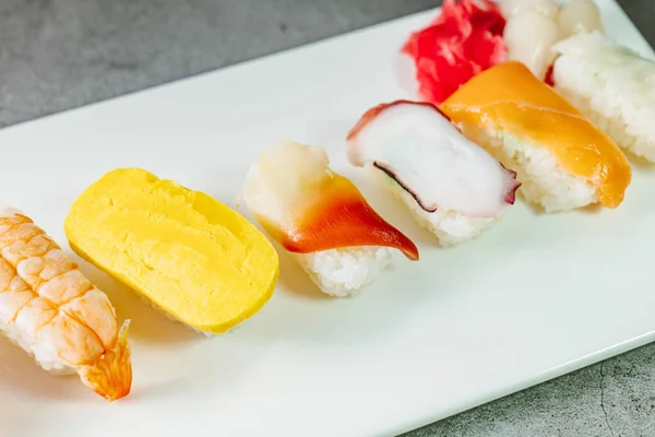 Japońskie Jedzenie Świeże Danie Sushi Białym Talerzu — Zdjęcie stockowe