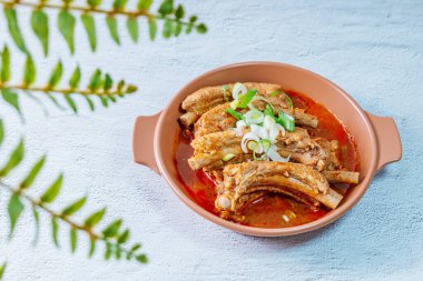 Deunggalbijim, Kore ağır ateşte pişmiş domuz kaburgası: Bu yemek için, domuz omurgası mukeunji (yıllanmış kimchi) ile pişirilir. Baharat ve et suyunda haşlandıktan sonra, mukeunji yumuşak ve lezzetli olur..