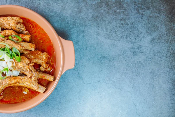 Deunggalbijim, Kore ağır ateşte pişmiş domuz kaburgası: Bu yemek için, domuz omurgası mukeunji (yıllanmış kimchi) ile pişirilir. Baharat ve et suyunda haşlandıktan sonra, mukeunji yumuşak ve lezzetli olur..