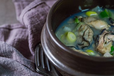 Gulguk, Kore usulü istiridye çorbası: turp, soya peyniri, soğan, ançüez ve mantarla haşlanmış taze istiridye ile yapılır. Balık kokulu istiridyelerden kurtulmak için çorbaya kahverengi yosun ve soğan ekle..