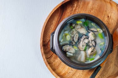 Gulguk, Kore usulü istiridye çorbası: turp, soya peyniri, soğan, ançüez ve mantarla haşlanmış taze istiridye ile yapılır. Balık kokulu istiridyelerden kurtulmak için çorbaya kahverengi yosun ve soğan ekle..