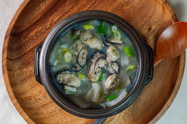 Gulguk, Kore usulü istiridye çorbası: turp, soya peyniri, soğan, ançüez ve mantarla haşlanmış taze istiridye ile yapılır. Balık kokulu istiridyelerden kurtulmak için çorbaya kahverengi yosun ve soğan ekle..