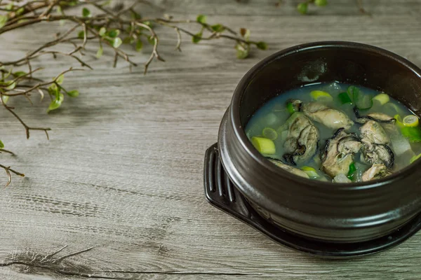 Gulguk, Kore usulü istiridye çorbası: turp, soya peyniri, soğan, ançüez ve mantarla haşlanmış taze istiridye ile yapılır. Balık kokulu istiridyelerden kurtulmak için çorbaya kahverengi yosun ve soğan ekle..