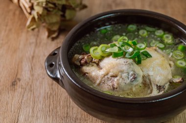 Samgyetang, Kore Ginseng Tavuk Çorbası: Narin, taze, ginseng, jube, tatlı pirinç ve sarımsaklı karanfil ile doldurulmuş taze tavuk. Tavuk ve ginsengin karışımı karmaşık ama uyumlu bir tat yaratır. Bu... 