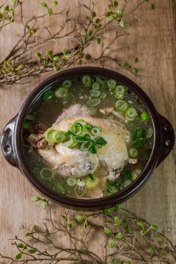 Samgyetang, Kore Ginseng Tavuk Çorbası: Narin, taze, ginseng, jube, tatlı pirinç ve sarımsaklı karanfil ile doldurulmuş taze tavuk. Tavuk ve ginsengin karışımı karmaşık ama uyumlu bir tat yaratır. Bu... 