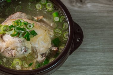 Samgyetang, Kore Ginseng Tavuk Çorbası: Narin, taze, ginseng, jube, tatlı pirinç ve sarımsaklı karanfil ile doldurulmuş taze tavuk. Tavuk ve ginsengin karışımı karmaşık ama uyumlu bir tat yaratır. Bu... 