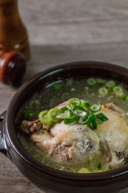 Samgyetang, Kore Ginseng Tavuk Çorbası: Narin, taze, ginseng, jube, tatlı pirinç ve sarımsaklı karanfil ile doldurulmuş taze tavuk. Tavuk ve ginsengin karışımı karmaşık ama uyumlu bir tat yaratır. Bu... 
