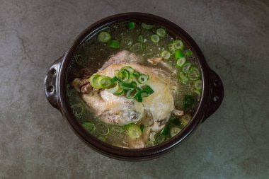 Samgyetang, Kore Ginseng Tavuk Çorbası: Narin, taze, ginseng, jube, tatlı pirinç ve sarımsaklı karanfil ile doldurulmuş taze tavuk. Tavuk ve ginsengin karışımı karmaşık ama uyumlu bir tat yaratır. Bu... 
