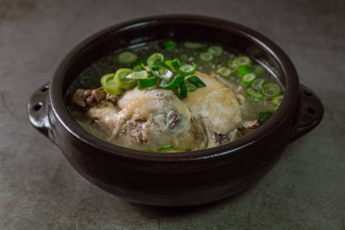 Samgyetang, Kore Ginseng Tavuk Çorbası: Narin, taze, ginseng, jube, tatlı pirinç ve sarımsaklı karanfil ile doldurulmuş taze tavuk. Tavuk ve ginsengin karışımı karmaşık ama uyumlu bir tat yaratır. Bu... 