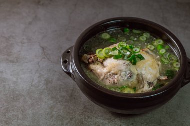 Samgyetang, Kore Ginseng Tavuk Çorbası: Narin, taze, ginseng, jube, tatlı pirinç ve sarımsaklı karanfil ile doldurulmuş taze tavuk. Tavuk ve ginsengin karışımı karmaşık ama uyumlu bir tat yaratır. Bu... 
