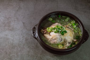 Samgyetang, Kore Ginseng Tavuk Çorbası: Narin, taze, ginseng, jube, tatlı pirinç ve sarımsaklı karanfil ile doldurulmuş taze tavuk. Tavuk ve ginsengin karışımı karmaşık ama uyumlu bir tat yaratır. Bu... 