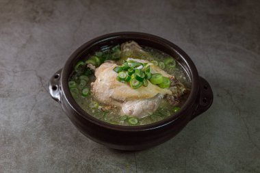 Samgyetang, Kore Ginseng Tavuk Çorbası: Narin, taze, ginseng, jube, tatlı pirinç ve sarımsaklı karanfil ile doldurulmuş taze tavuk. Tavuk ve ginsengin karışımı karmaşık ama uyumlu bir tat yaratır. Bu... 