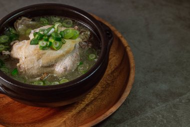 Samgyetang, Kore Ginseng Tavuk Çorbası: Narin, taze, ginseng, jube, tatlı pirinç ve sarımsaklı karanfil ile doldurulmuş taze tavuk. Tavuk ve ginsengin karışımı karmaşık ama uyumlu bir tat yaratır. Bu... 