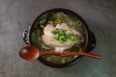 Samgyetang, Kore Ginseng Tavuk Çorbası: Narin, taze, ginseng, jube, tatlı pirinç ve sarımsaklı karanfil ile doldurulmuş taze tavuk. Tavuk ve ginsengin karışımı karmaşık ama uyumlu bir tat yaratır. Bu... 