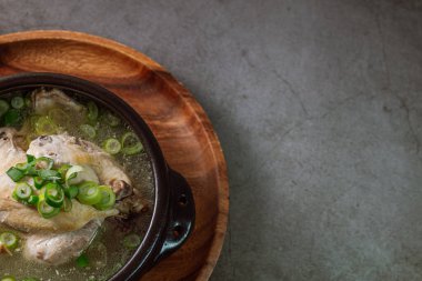 Samgyetang, Kore Ginseng Tavuk Çorbası: Narin, taze, ginseng, jube, tatlı pirinç ve sarımsaklı karanfil ile doldurulmuş taze tavuk. Tavuk ve ginsengin karışımı karmaşık ama uyumlu bir tat yaratır. Bu... 
