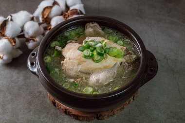 Samgyetang, Kore Ginseng Tavuk Çorbası: Narin, taze, ginseng, jube, tatlı pirinç ve sarımsaklı karanfil ile doldurulmuş taze tavuk. Tavuk ve ginsengin karışımı karmaşık ama uyumlu bir tat yaratır. Bu... 