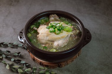 Samgyetang, Kore Ginseng Tavuk Çorbası: Narin, taze, ginseng, jube, tatlı pirinç ve sarımsaklı karanfil ile doldurulmuş taze tavuk. Tavuk ve ginsengin karışımı karmaşık ama uyumlu bir tat yaratır. Bu... 