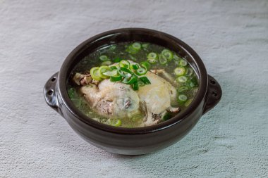 Samgyetang, Kore Ginseng Tavuk Çorbası: Narin, taze, ginseng, jube, tatlı pirinç ve sarımsaklı karanfil ile doldurulmuş taze tavuk. Tavuk ve ginsengin karışımı karmaşık ama uyumlu bir tat yaratır. Bu... 
