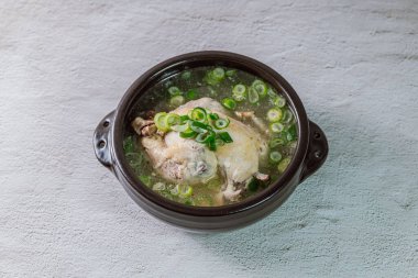 Samgyetang, Kore Ginseng Tavuk Çorbası: Narin, taze, ginseng, jube, tatlı pirinç ve sarımsaklı karanfil ile doldurulmuş taze tavuk. Tavuk ve ginsengin karışımı karmaşık ama uyumlu bir tat yaratır. Bu... 