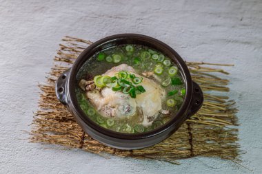Samgyetang, Kore Ginseng Tavuk Çorbası: Narin, taze, ginseng, jube, tatlı pirinç ve sarımsaklı karanfil ile doldurulmuş taze tavuk. Tavuk ve ginsengin karışımı karmaşık ama uyumlu bir tat yaratır. Bu... 