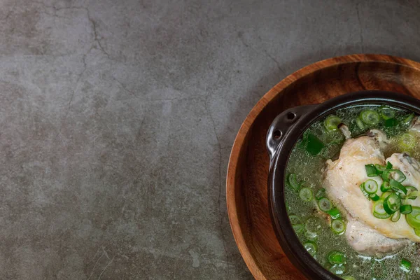 Samgyetang, Kore Ginseng Tavuk Çorbası: Narin, taze, ginseng, jube, tatlı pirinç ve sarımsaklı karanfil ile doldurulmuş taze tavuk. Tavuk ve ginsengin karışımı karmaşık ama uyumlu bir tat yaratır. Bu... 