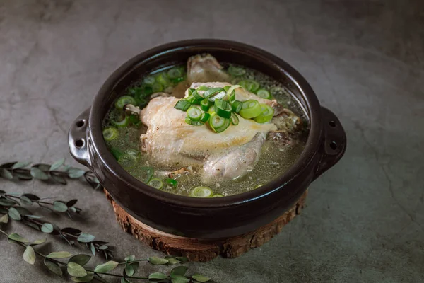 Samgyetang, Kore Ginseng Tavuk Çorbası: Narin, taze, ginseng, jube, tatlı pirinç ve sarımsaklı karanfil ile doldurulmuş taze tavuk. Tavuk ve ginsengin karışımı karmaşık ama uyumlu bir tat yaratır. Bu... 
